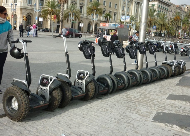 Segways esperando a los participantes